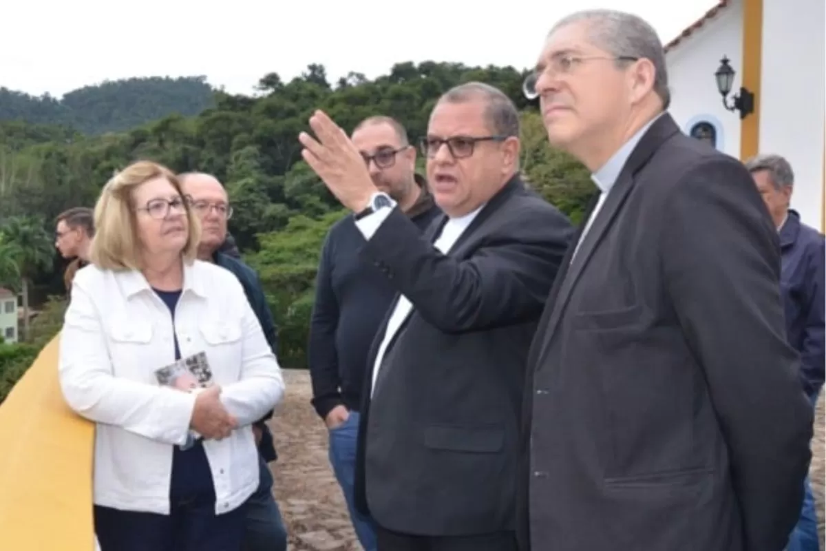 Visita do bispo reforça laços entre Diocese e UGB em Barra do Piraí