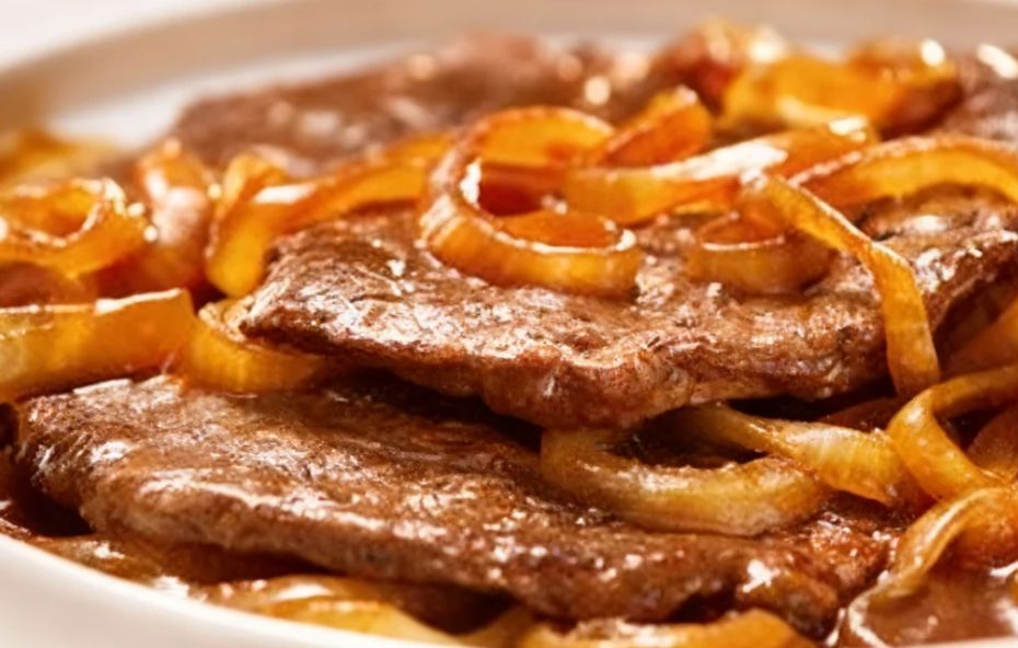 Bife de panela de pressão suculento com cebolas caramelizadas.